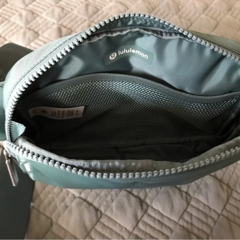 Everywhere Belt Bag   NWOT - Picture 10 of 10